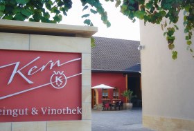 Weingut & Vinothek Kern_Schriftzug © Weingut & Vinothek Kern Weingut & Vinothek Kern_Schriftzug © Weingut & Vinothek Kern