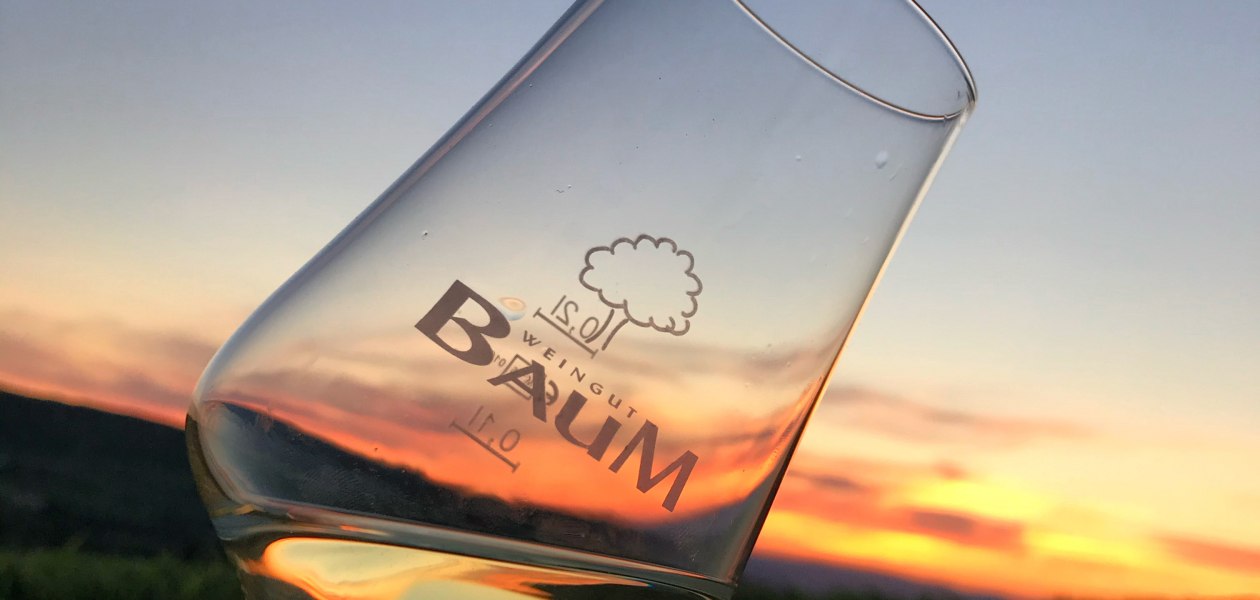 Weingut Baum_Weinglas - Sonnenuntergang, © Lena Göth Weingut Baum_Weinglas - Sonnenuntergang, © Lena Göth