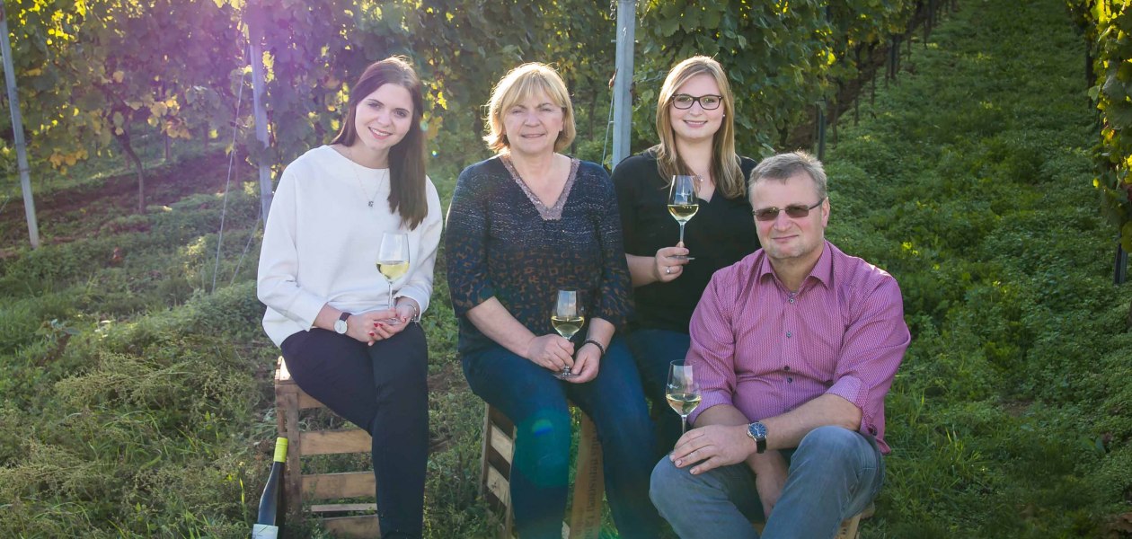 Weingut Sternenfelserhof_Familie Kopp im Weinberg, © Weingut Sternenfelserhof Weingut Sternenfelserhof_Familie Kopp im Weinberg, © Weingut Sternenfelserhof