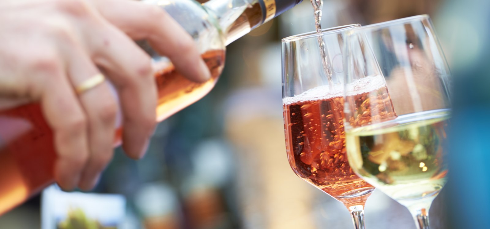 Wein ausschenken Wein ausschenken