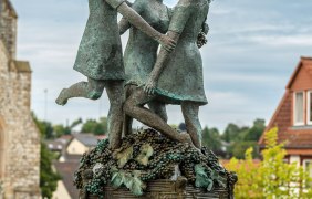 Drei-Grazien-Brunnen auf dem Lindenplatz Drei-Grazien-Brunnen auf dem Lindenplatz