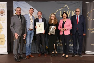 Ehrenpreis der Weinbruderschaft Rheinhessen zu St. Katharinen Oppenheim an das Weingut Weitzel, Ingelheim, © LWK RLP / Alexander Sell Ehrenpreis der Weinbruderschaft Rheinhessen zu St. Katharinen Oppenheim an das Weingut Weitzel, Ingelheim, © LWK RLP / Alexander Sell