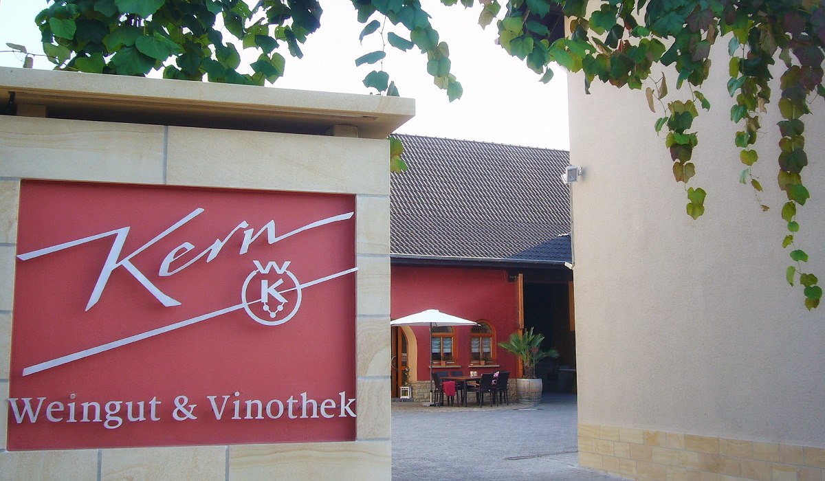 Weingut & Vinothek Kern_Schriftzug, © Weingut & Vinothek Kern Weingut & Vinothek Kern_Schriftzug, © Weingut & Vinothek Kern