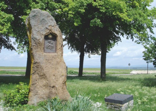 Langer Stein Saulheim © Brigitte Thörle-Weyerhäuser Langer Stein Saulheim © Brigitte Thörle-Weyerhäuser