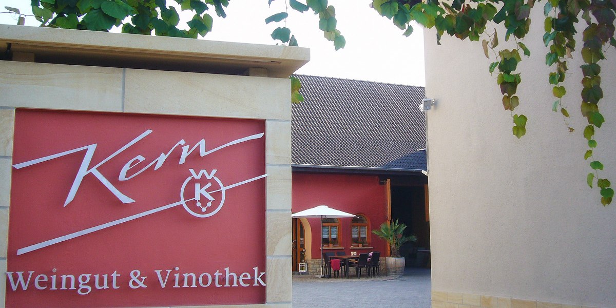 Weingut & Vinothek Kern_Schriftzug, © Weingut & Vinothek Kern Weingut & Vinothek Kern_Schriftzug, © Weingut & Vinothek Kern