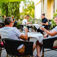 Gartenterrasse © Wein- & Sektkellerei Jakob Gerhardt Gartenterrasse © Wein- & Sektkellerei Jakob Gerhardt