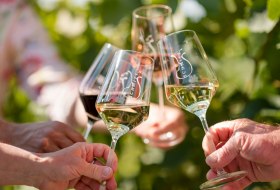 Weingut Schmitt_Anstoßen © Weingut Schmitt Weingut Schmitt_Anstoßen © Weingut Schmitt