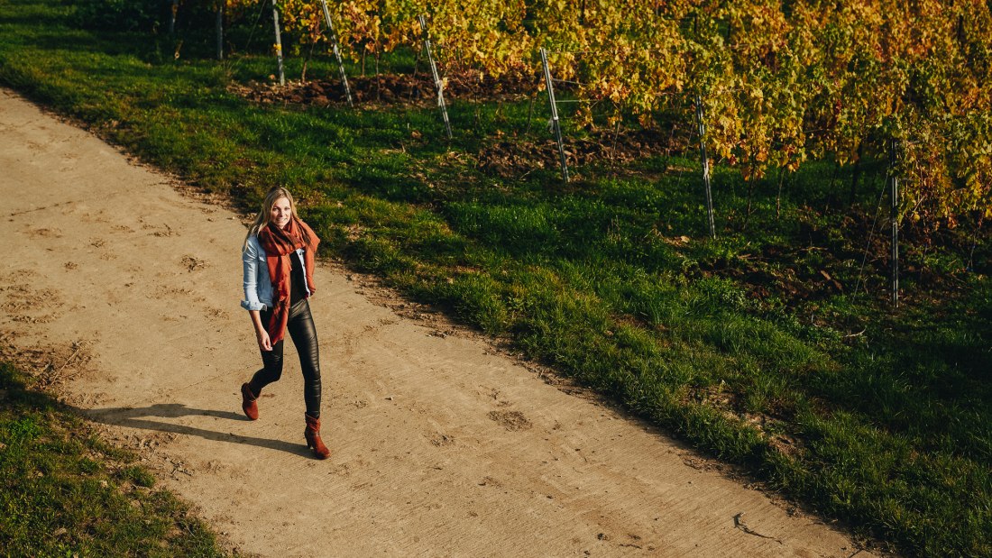 Weingut Becker_Winzerin Reben, © Peter Bender Weingut Becker_Winzerin Reben, © Peter Bender