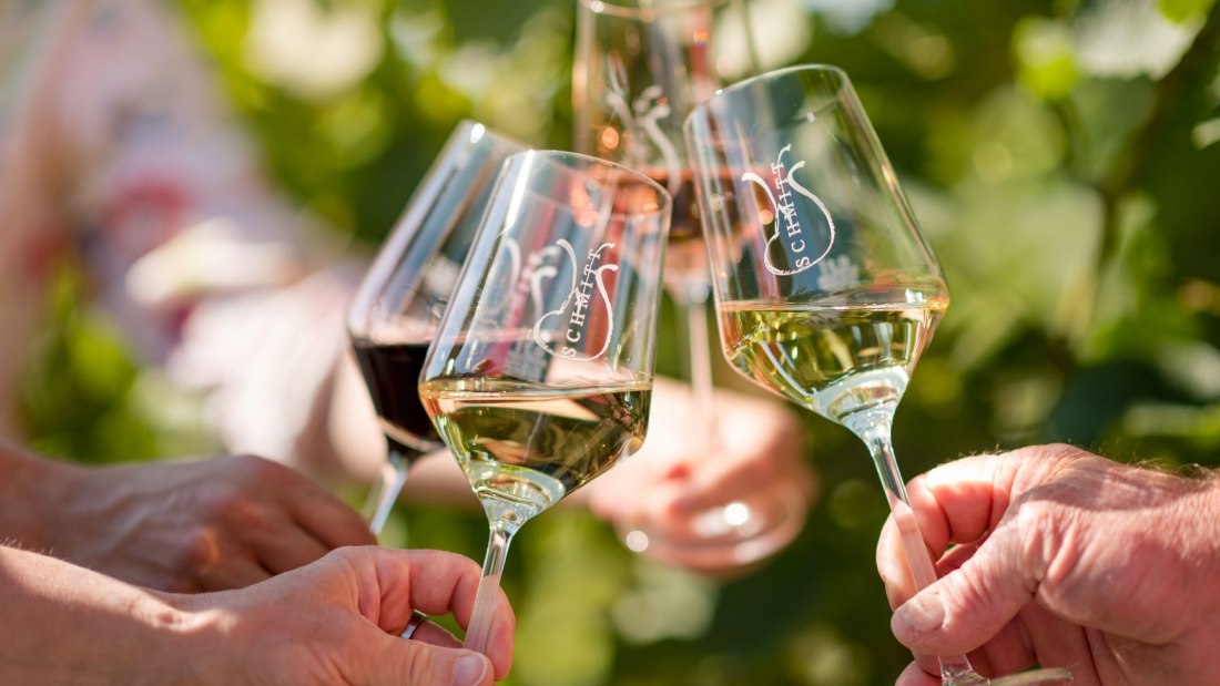 Weingut Schmitt_Anstoßen, © Weingut Schmitt Weingut Schmitt_Anstoßen, © Weingut Schmitt