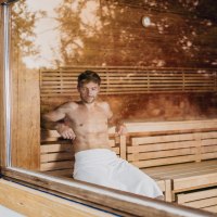 JUK_druck_24_07_wellness_er_in_sauna_franz_wuesten