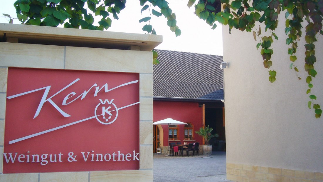 Weingut & Vinothek Kern_Schriftzug, &copy; Weingut & Vinothek Kern