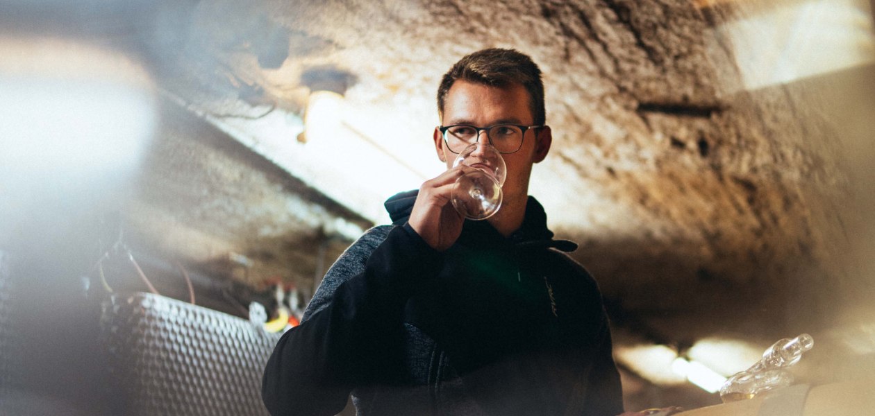 Weingut Singer-Fischer_Winzer im Keller, &copy; Max Singer-Fischer
