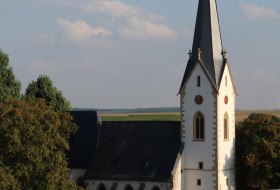 Katholische Pfarrkirche St. Alban von S&uuml;den &copy; Tourismus GmbH "Im Herzen Rheinhessens"