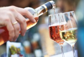 Wein ausschenken &copy; Dieth &amp; Schr&ouml;der