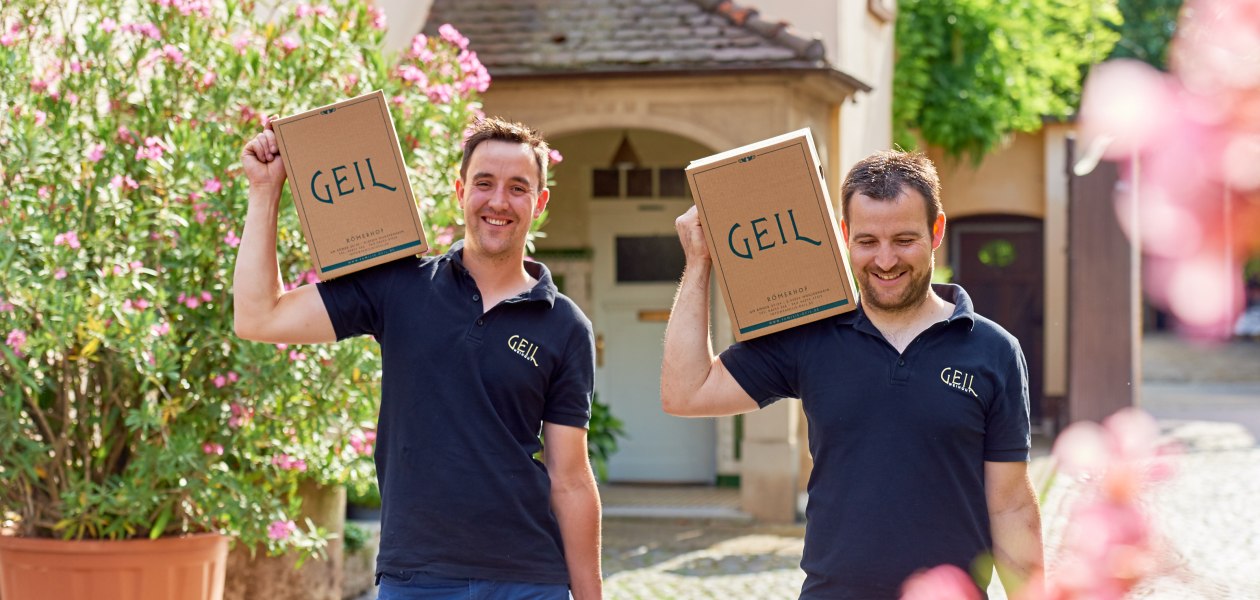 Weingut Geil_Winzer mit Weinkisten, &copy; Weingut Geil