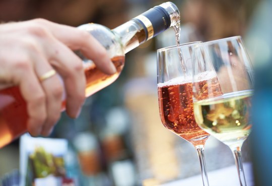 Wein ausschenken, &copy; Dieth &amp; Schr&ouml;der Fotografie / Rheinhessenwein e.V.