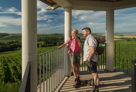 Wanderer auf dem Burgunderturm © Dominik Ketz/ Rheinhessen-Touristik