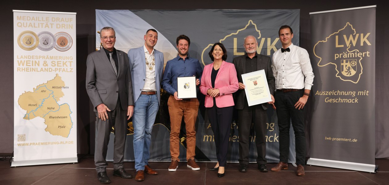 Ehrenpreis des Verbandes der Rheinischen Weinkommissionaere e.V. an das Weingut Hamm An der Burgkirche, Ingelheim, &copy; LWK RLP / Alexander Sell