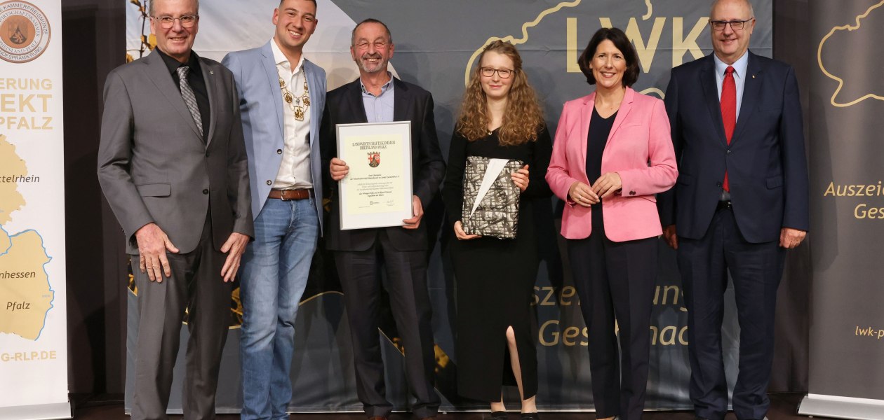 Ehrenpreis der Weinbruderschaft Rheinhessen zu St. Katharinen Oppenheim an das Weingut Weitzel, Ingelheim, &copy; LWK RLP / Alexander Sell