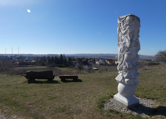 Evolutionssäule Dorn-Dürkheim mit Rastplatz © TSC Rhein-Selz