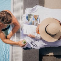 JUK_druck_24_07_wellness_paar_am_pool_franz_wueste