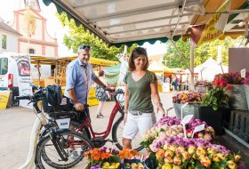 Mit dem E-Bike auf dem Wochenmarkt © Dominik Ketz/Rheinhessen-Touristik