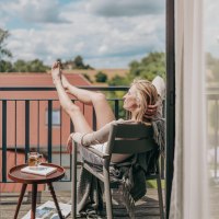 JUK_druck_24_07_zimmer_auf_dem_balkon_franz_wueste