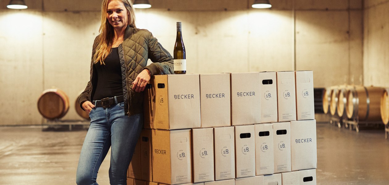 Weingut Becker_Winzerin Weinkisten, &copy; Peter Bender