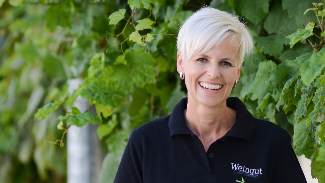 Weingut & Brennerei Otto Nehrba&szlig;_Winzerin, &copy; Weingut & Brennerei Otto Nehrba&szlig;
