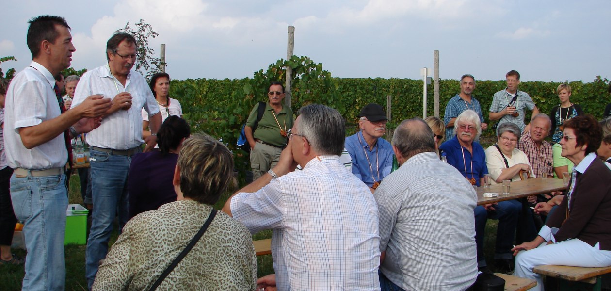 Weingut Karl Werner Mohr_Gruppe im Weinberg, &copy; Weingut Karl Werner Mohr