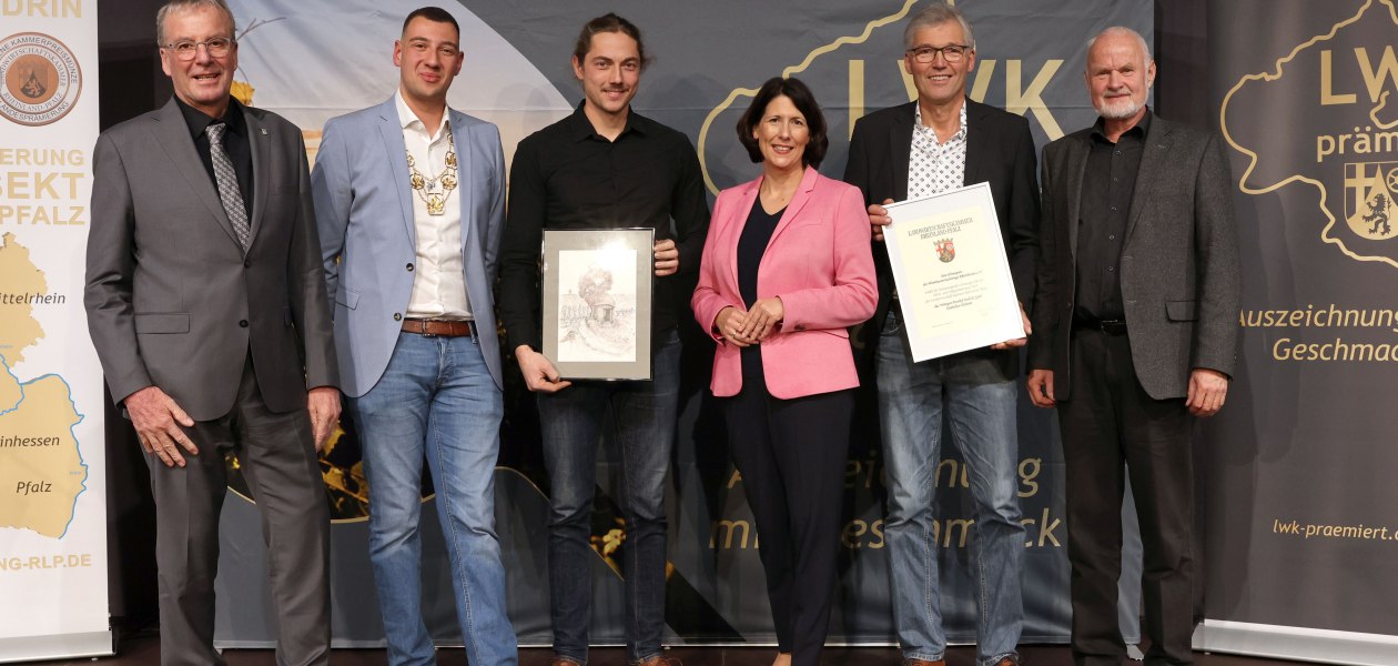 Ehrenpreis des Weinbauversuchsrings Rheinhessen e.V. an das Weingut Posthof Doll&G&ouml;th, Stadecken-Elsheim, &copy; LWK RLP / Alexander Sell
