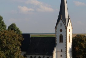 Katholische Pfarrkirche St. Alban von Süden © Dr. Luzie Bratner, Mainz