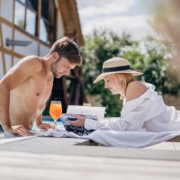 JUK_druck_24_07_wellness_paar_am_pool_franz_wueste