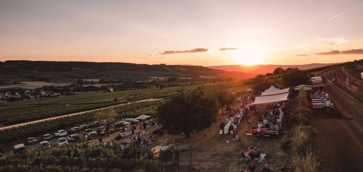 Weingut Singer-Fischer_Bocksteinfest bei Sonnenuntergang, &copy; Max Singer-Fischer