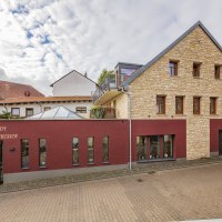 Burghof Aussenansicht &copy; Michael Wolf
