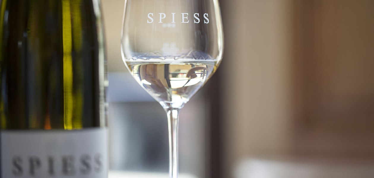 Weingut Spiess GbR - Riederbacherhof_Weinglas, &copy; Michael Zellmer