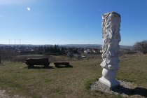 Evolutionss&auml;ule Dorn-D&uuml;rkheim mit Rastplatz, &copy; TSC Rhein-Selz