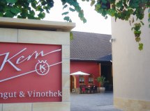 Weingut & Vinothek Kern_Schriftzug &copy; Weingut & Vinothek Kern