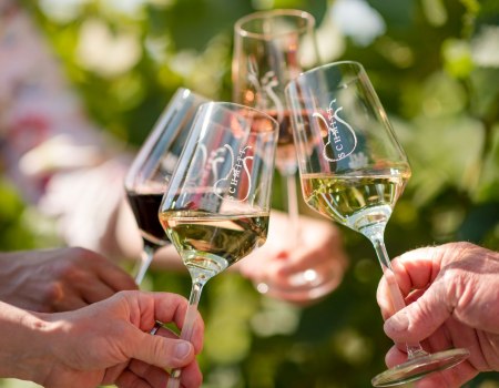 Weingut Schmitt_Anstoßen, © Weingut Schmitt