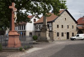 R&ouml;mer mit historischem Kreuz &copy; Bernhard Kr&auml;mer