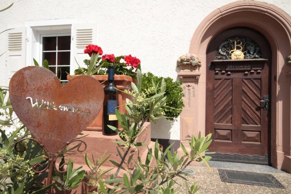 Weingut Bernhard-R&auml;der_Willkommenhaustuer, &copy; Weingut Bernhard-R&auml;der