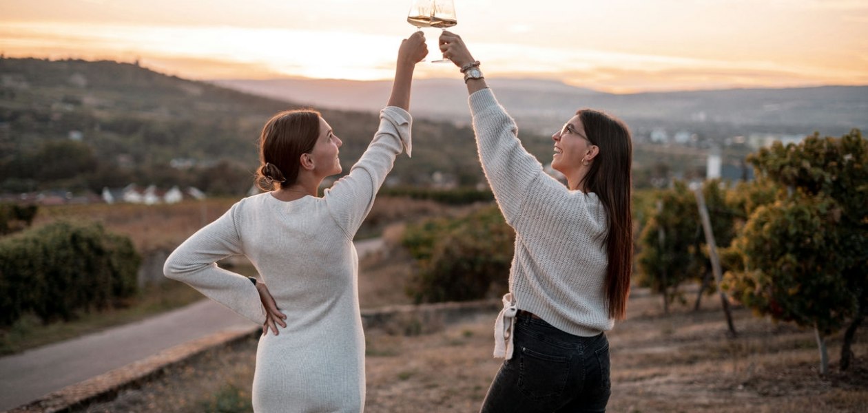Weingut Wasem Doppelst&uuml;ck_Schwestern ansto&szlig;en, &copy; Weingut Wasem Doppelst&uuml;ck