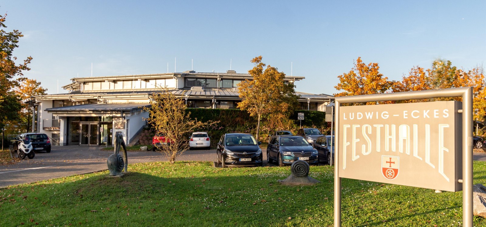 Ludwig-Eckes-Festhalle au&szlig;en, &copy; Verbansgemeinde Nieder-Olm