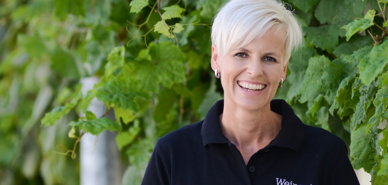 Weingut & Brennerei Otto Nehrba&szlig;_Winzerin, &copy; Weingut & Brennerei Otto Nehrba&szlig;