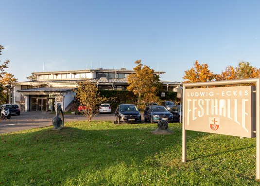 Ludwig-Eckes-Festhalle au&szlig;en &copy; Verbansgemeinde Nieder-Olm
