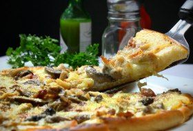 Pizza © ©joshuemd/Pixabay