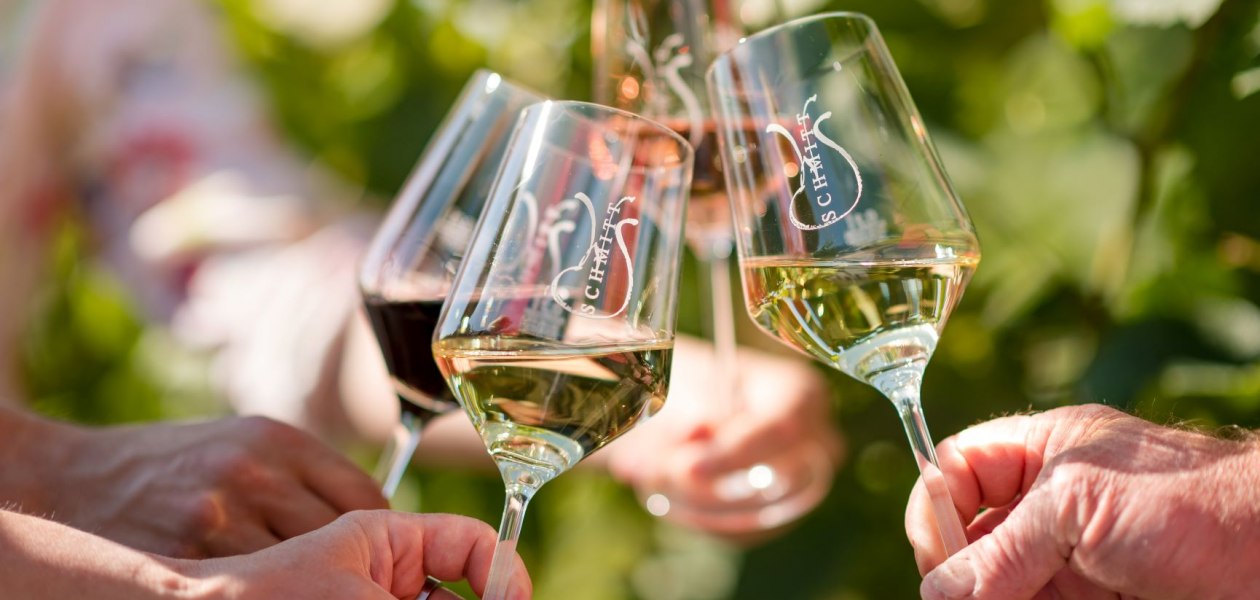 Weingut Schmitt_Ansto&szlig;en, &copy; Weingut Schmitt