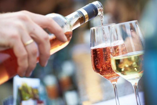 Wein ausschenken
