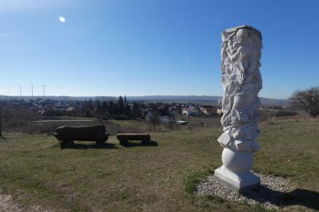 Evolutionss&auml;ule Dorn-D&uuml;rkheim mit Rastplatz, &copy; TSC Rhein-Selz