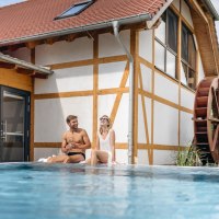 JUK_druck_24_07_wellness_paar_am_pool_franz_wueste